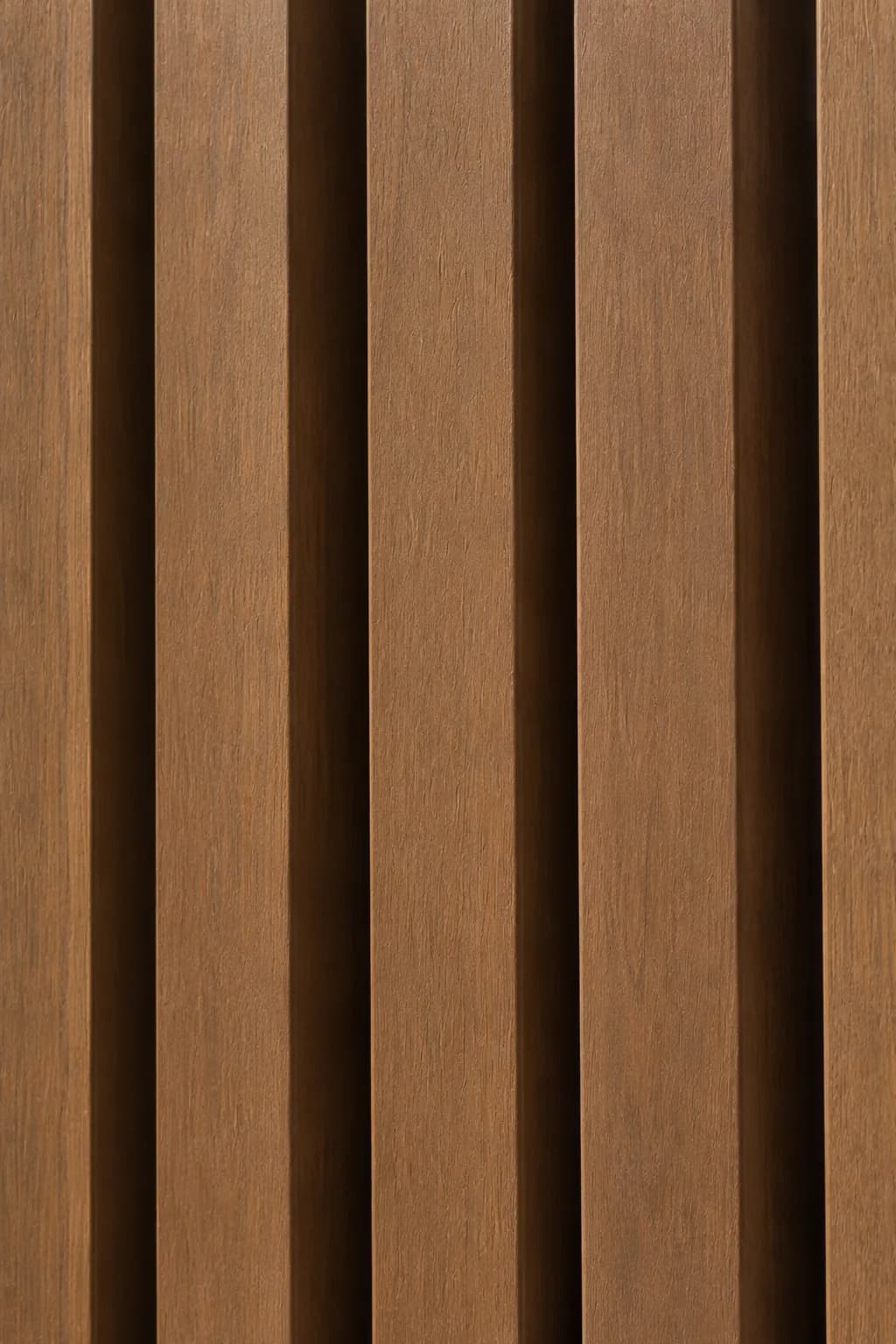 Vigas decorativas WPC tono madera colocadas en paralelo, vistas de cerca, con la sombra entre una y otra