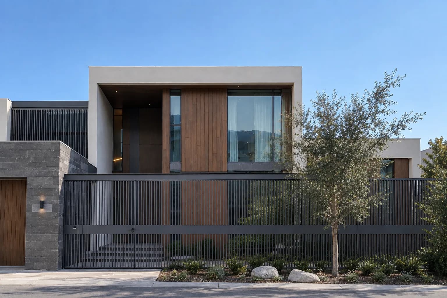 Fachada de una casa moderna de dos pisos con muros de Wall Cladding WPC tono madera en tablas verticales, reja metálica y un árbol al frente, bajo cielo azul