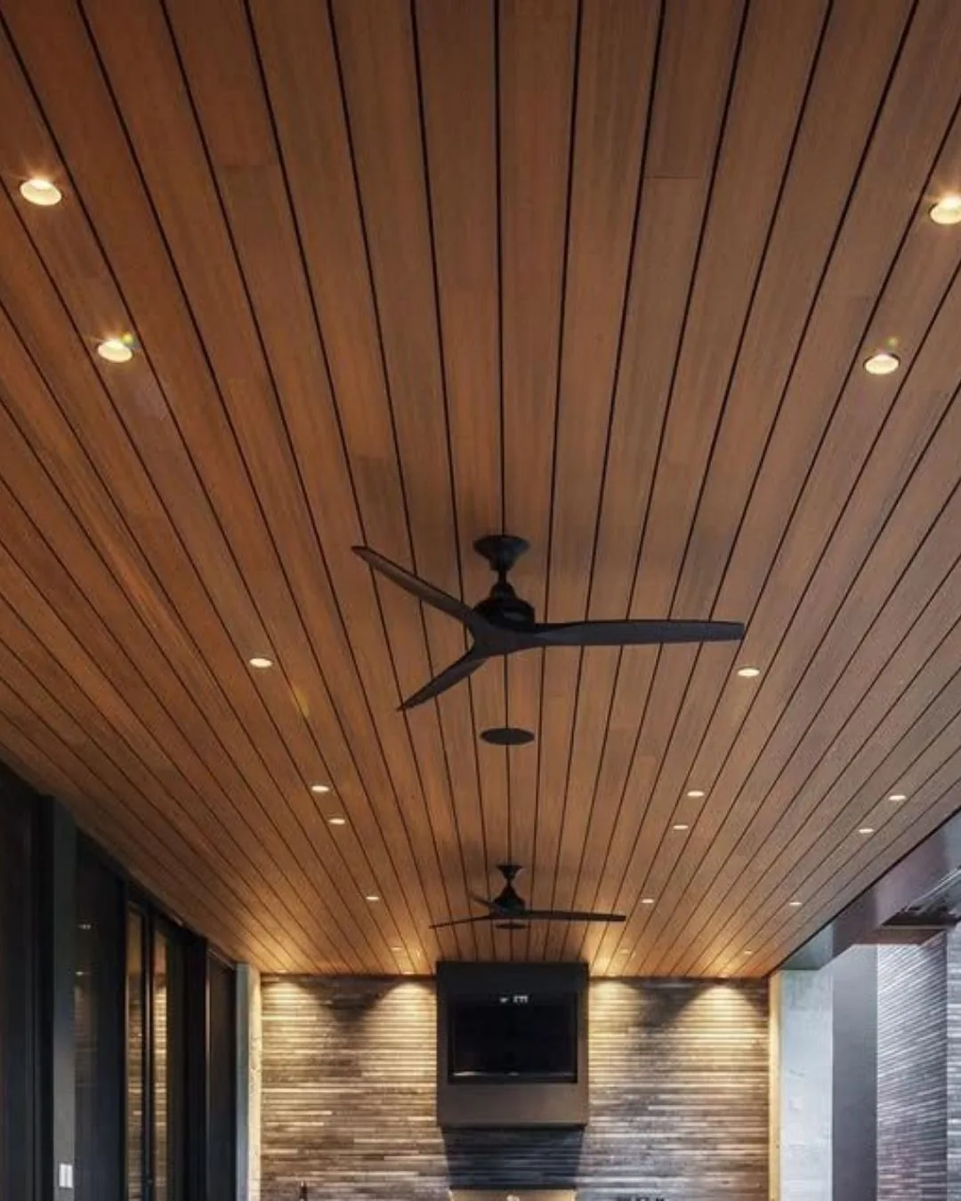 Techo de terraza revestido de Wall Cladding WPC tono madera con luces empotradas y ventiladores